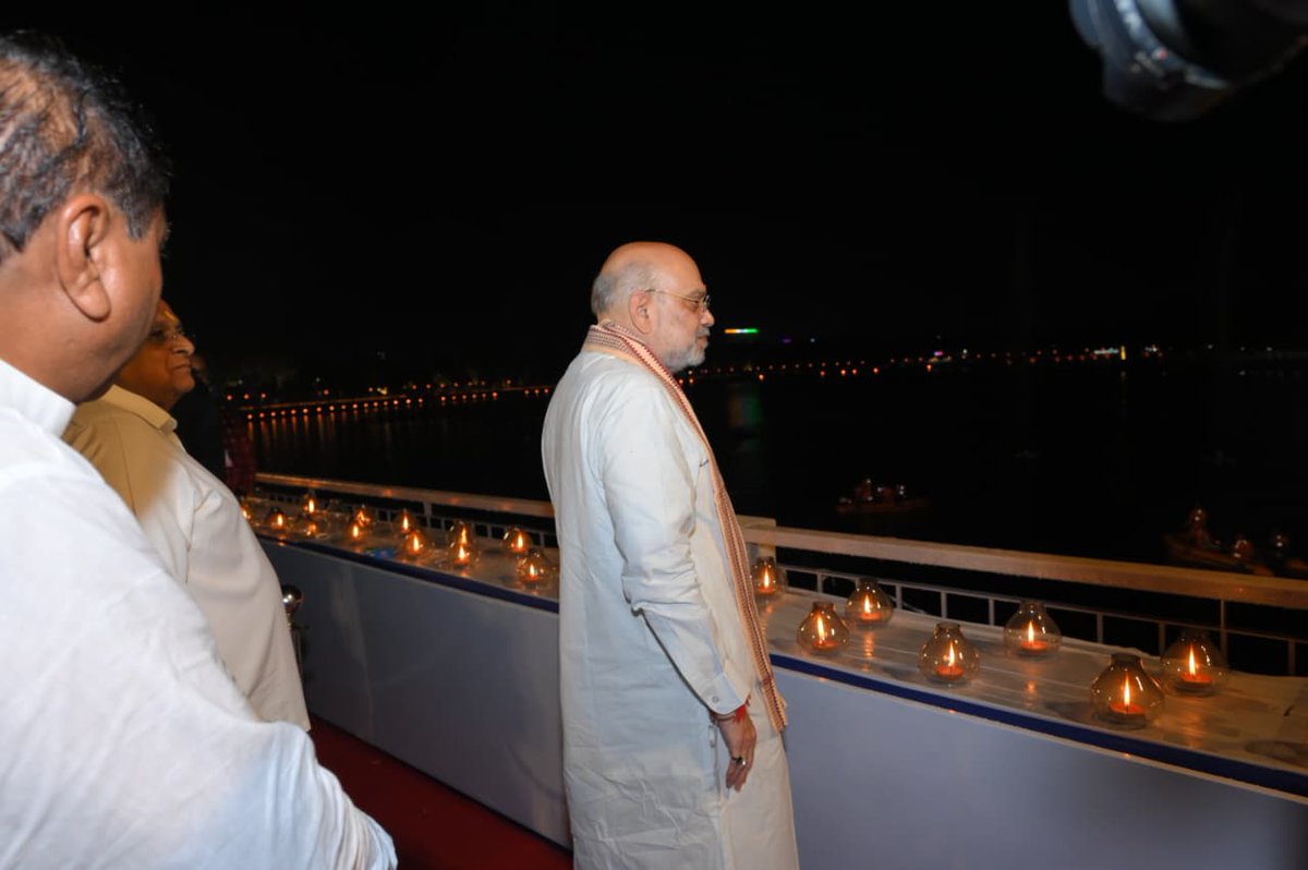 BJP4Gujarat's tweet photo. એક દીવો આશીર્વાદનો...🪔

માનનીય પ્રધાનમંત્રી શ્રી @narendramodi જીના જન્મદિવસ નિમિત્તે તેમની 25 વર્ષની જનસેવાને વંદન તથા તેમના દીર્ઘાયુ અને ઉત્તમ સ્વાસ્થ્ય માટે આજે અમદાવાદના કાંકરિયા તળાવ ખાતે માનનીય કેન્દ્રીય ગૃહ અને સહકાર મંત્રી શ્રી @AmitShah તથા માનનીય મુખ્યમંત્રી શ્રી @Bhupendrapbjp એ દીપ પ્રાગટ્ય કરી ભારત માતાની આરતી ઉતારી.

#AshirwadKaDiya