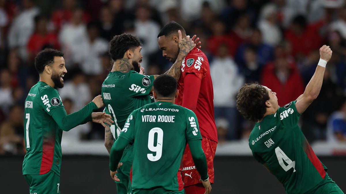 futebol_info's tweet photo. Bastidores: Palmeiras trata Libertadores como principal objetivo do ano.

Apesar de comissão técnica e diretoria afirmarem que o clube luta por todos os títulos, a Libertadores é tratada internamente com peso diferente.

O Verdão montou o elenco para voltar à final após a derrota para o Flamengo no ano passado. Uma eliminação nas quartas, ontem, arruinaria esse plano.

Para dar uma nova cara ao time, o clube contratou 3 jogadores campeões de Libertadores: Barboza, Marlon Freitas e Arias.

A presidente Leila Pereira, que ainda não venceu a Libertadores, também tem essa conquista como meta. Tanto é que ela levou o clube ao limite financeiro ao tentar contratar Danilo, do Botafogo, mas não conseguiu.

O técnico Abel Ferreira também tem o desejo de reconquistar a América após a derrota para o Fla.

🗞️ @UOL | @latiflavio 
📸 Cesar Greco/SEP