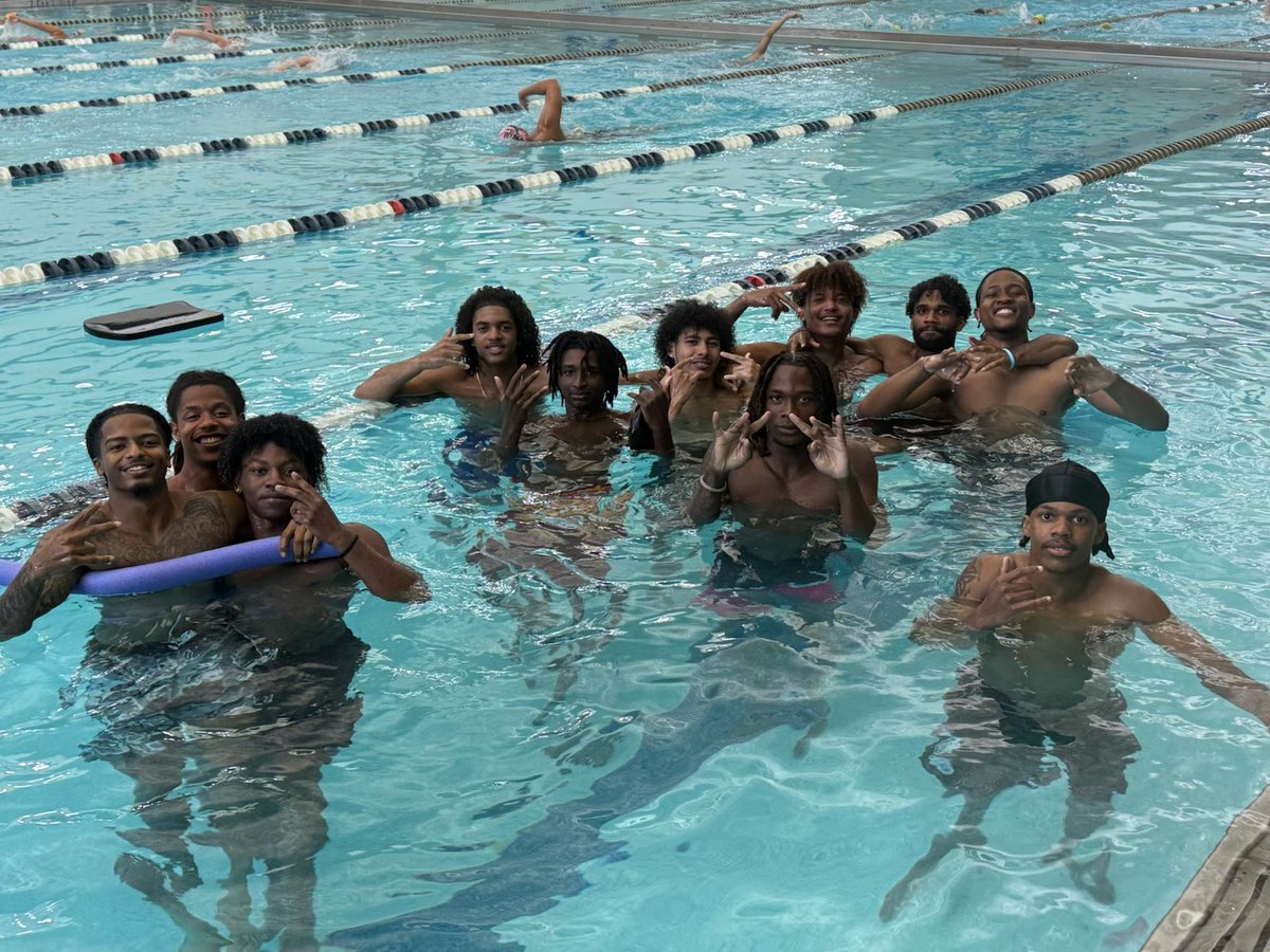 LightningMBB's tweet photo. Plenty of hours in the gym ahead. For now, a little time getting to know each other and making some memories with this crew. ⚡️ https://t.co/hvWmynmWCR