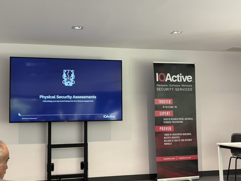 simonroses's tweet photo. Buenas charlas, gracias @IOActive Summer Fiesta #madrid #HackThePlanet 😊 https://t.co/HAq2lNzZe0