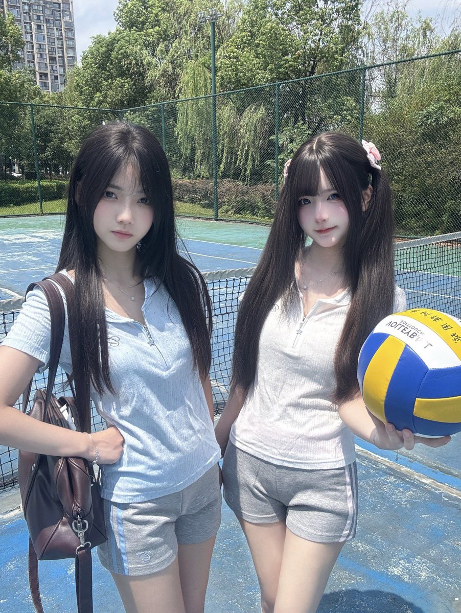 julia95dy7's tweet photo. 今天上课好无聊啊！！

跟闺蜜拍了点福照！！有人评锐吗？  

是粉哒！！！看完不许瞎说🫣 https://t.co/wKHBAFsUsW