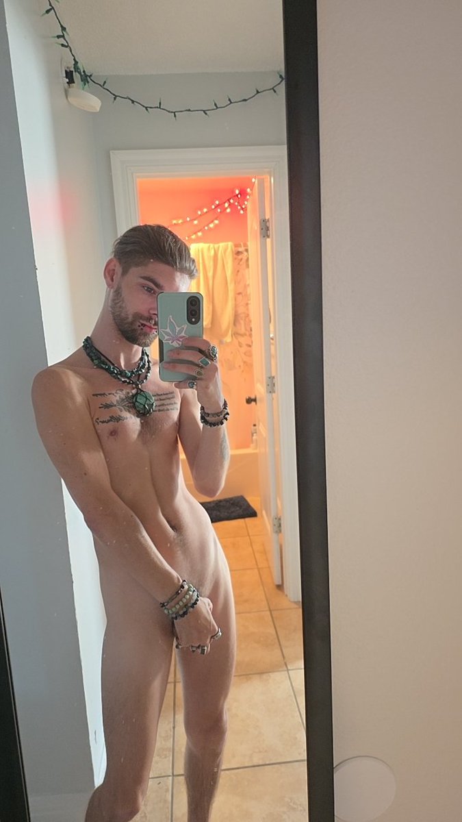 MidwestM0ss's tweet photo. Honestly I just need somebody to let me hide my face between their cheeks, thats all💁🏼‍♂️✨️ https://t.co/GgJQ9BWP6B