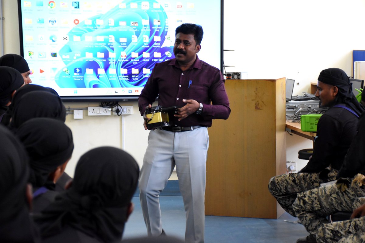 BSF_CEDCO's tweet photo. A #studytour of IRB Karnataka Police trainees was conducted at #CEDCOBSF providing them an opportunity to gain insights into training, technology & operational practices. The visit promoted knowledge sharing, professional interaction and greater synergy between the two forces. https://t.co/SIb7Y1GYSe