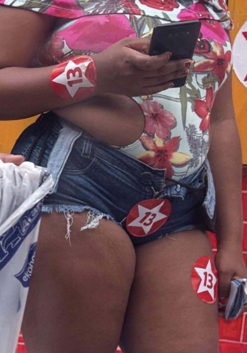 _caiolc's tweet photo. segundo pesquisas feita pelo stories do meu instagram Lula ganha as eleições no primeiro turno com 90% dos votos, prefiro!! https://t.co/TgnvlOjMzZ