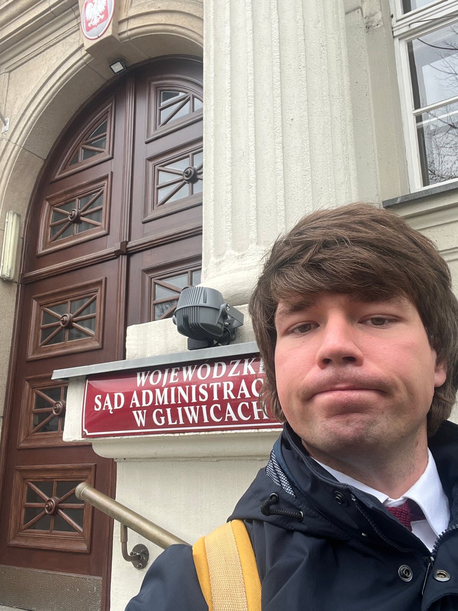 SiecObywatelska's tweet photo. Pamiętacie, jak kilka miesięcy temu złożyliśmy wnioski do siedmiu klubów sportowych finansowanych z publicznych pieniędzy? Pytaliśmy o wynagrodzenia zawodników oraz sztabów trenerskich. Z jednym wyjątkiem (Śląsk Wrocław podał kwoty, bez nazwisk) wszystkie kluby odmówiły nam tych informacji. Wskazywały różne powody: tajemnicę przedsiębiorcy, prywatność zawodników i trenerów, kwestionowały, że te informacje mają status informacji publicznej, a nawet powoływały się na przepisy FIFA... Złożyliśmy skargi, sprawy trwają.

Dziś w Gliwicach miała miejsce kolejna odsłona naszych starań o udostępnienie tych informacji. Niestety, ale jak relacjonuje radca prawny Piotr Sołowij - Wojewódzki Sąd Administracyjny w Gliwicach nie przyznał nam racji i oddalił skargę, którą złożyliśmy na odmowną decyzję GKS-u Katowice. Złożymy wniosek o sporządzenie uzasadnienia i zapewne przed NSA czeka nas "mecz" rewanżowy.

Więcej o naszych wnioskach w tej sprawie możecie przeczytać: https://t.co/zoR644lhCu