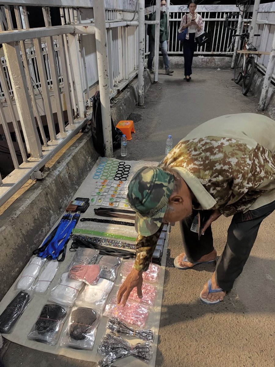 mamahmuda1_'s tweet photo. Halo warga ,

tadi lewat JPO Halte Pancoran yang dekat Synthetic Square, ketemu bapak/kakek ini.

duduk sendirian di pojokan JPO dengan dagangannya yang rapi banget. ada gantungan hp manik-manik yang lucu-lucu, lanyard, ikat rambut, masker.

di umur yang seharusnya sudah istirahat, beliau masih memilih untuk berjuang.

nggak minta dikasihani, beliau cuma menggelar lapak kecilnya dan menunggu dengan sabar.￼