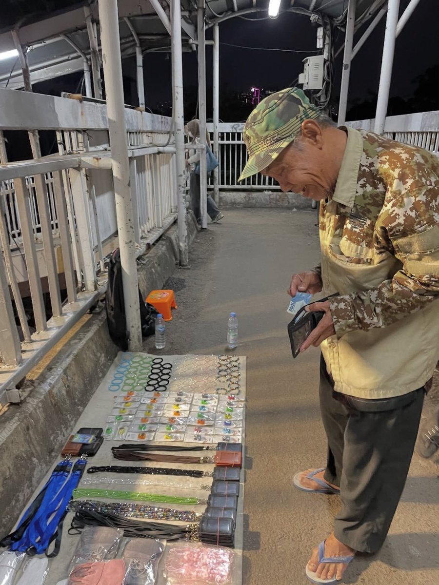 mamahmuda1_'s tweet photo. Halo warga ,

tadi lewat JPO Halte Pancoran yang dekat Synthetic Square, ketemu bapak/kakek ini.

duduk sendirian di pojokan JPO dengan dagangannya yang rapi banget. ada gantungan hp manik-manik yang lucu-lucu, lanyard, ikat rambut, masker.

di umur yang seharusnya sudah istirahat, beliau masih memilih untuk berjuang.

nggak minta dikasihani, beliau cuma menggelar lapak kecilnya dan menunggu dengan sabar.￼