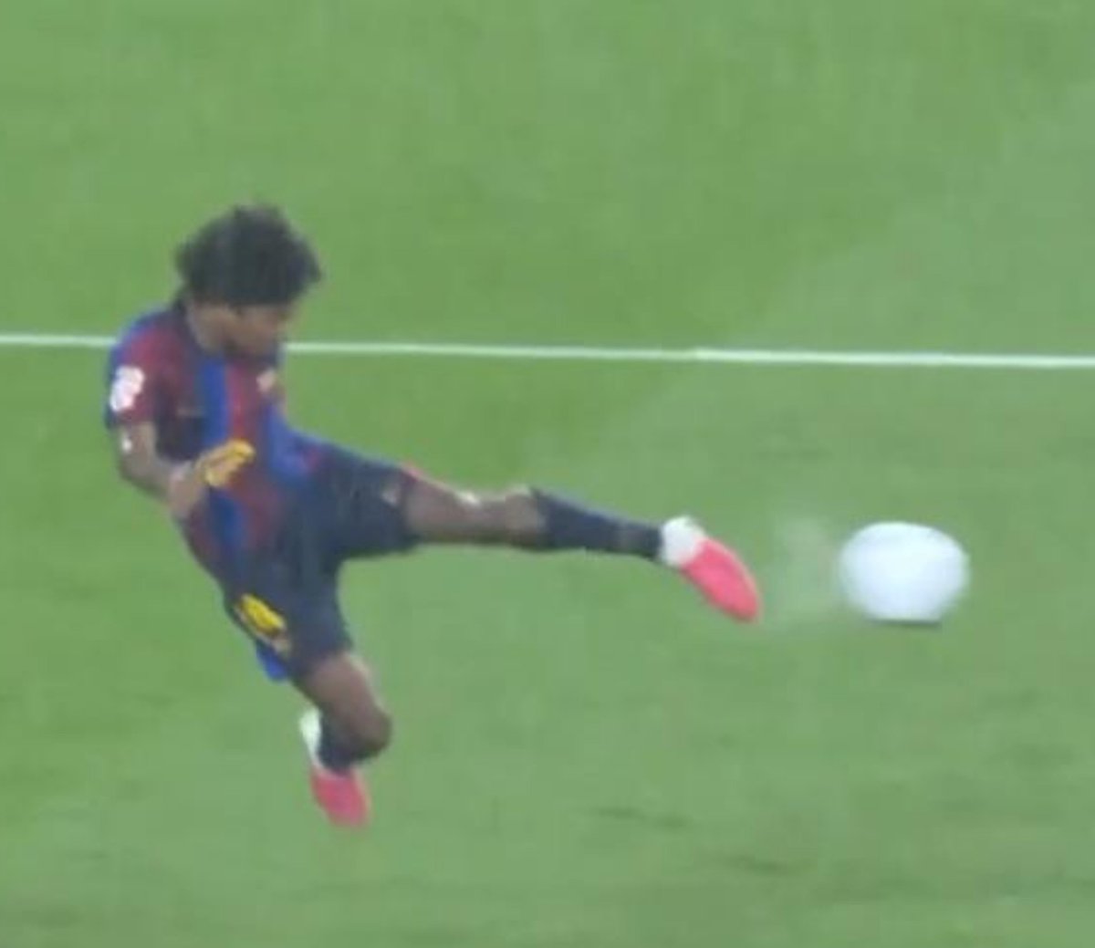 Kebylfc_27's tweet photo. How does Gordon expect to play when Adeyemi is doing this? https://t.co/NqseDKah6N