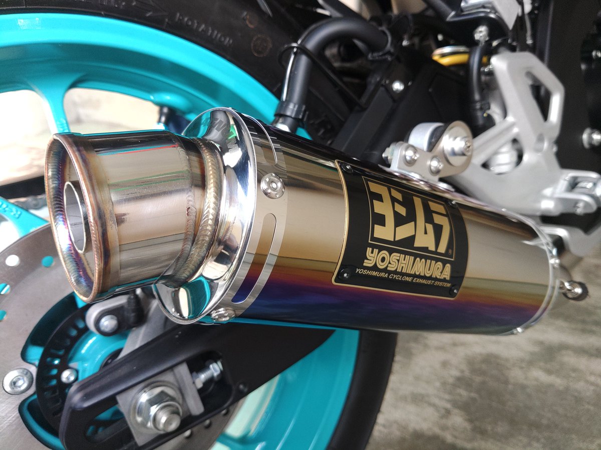 zaemon0099's tweet photo. マフラー交換。
ヨシヨシでもムラムラでもない
本物だよん。
 #MT125
 #ヨシムラ https://t.co/UZmNCNNYA2