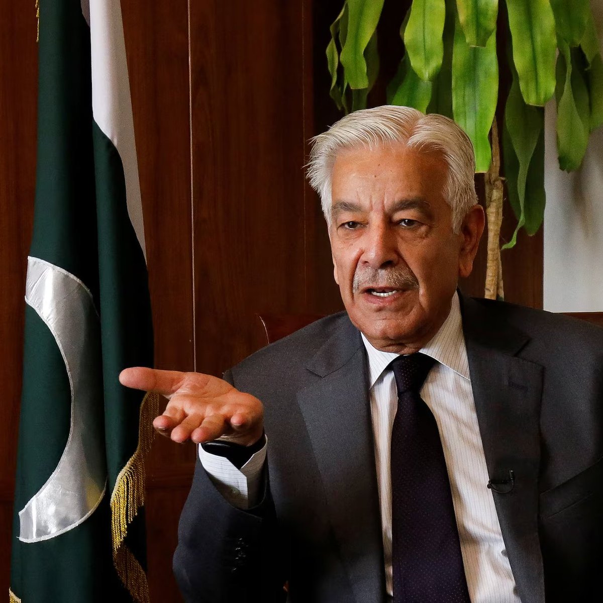 hazalbp's tweet photo. Pakistan Savunma Bakanı Khawaja Muhammad Asif:

▪️ "Anlaşma olsun ya da olmasın, Suudi Arabistan'a bir saldırı olursa, özellikle de kutsal mekânlarımıza bir saldırı gerçekleşirse, biz ezeli ve ebedi bir bağla bağlıyız."

▪️ "Allah'ın evine ve Resûlullah Sallallahu Aleyhi ve Sellem'in doğduğu şehre bir saldırı olursa, hiçbir Müslümanın herhangi bir anlaşmayı beklemesine ya da yürürlüğe koymasına gerek yoktur; bunu korumak bizim dini görevimizdir."

▪️ "Lakin dünyevi bir anlaşma da var ve onun da getirdiği yükümlülükler mevcut."

▪️ "Suudi Arabistan ya da Türkiye'yi korumak için küresel bir anlaşmamız var."

▪️ "Bu karşılıklı bir anlaşmadır; bir ülkeye saldırı olursa, diğer iki veya üç ülke aralarındaki bu anlaşma uyarınca onu savunacaktır."