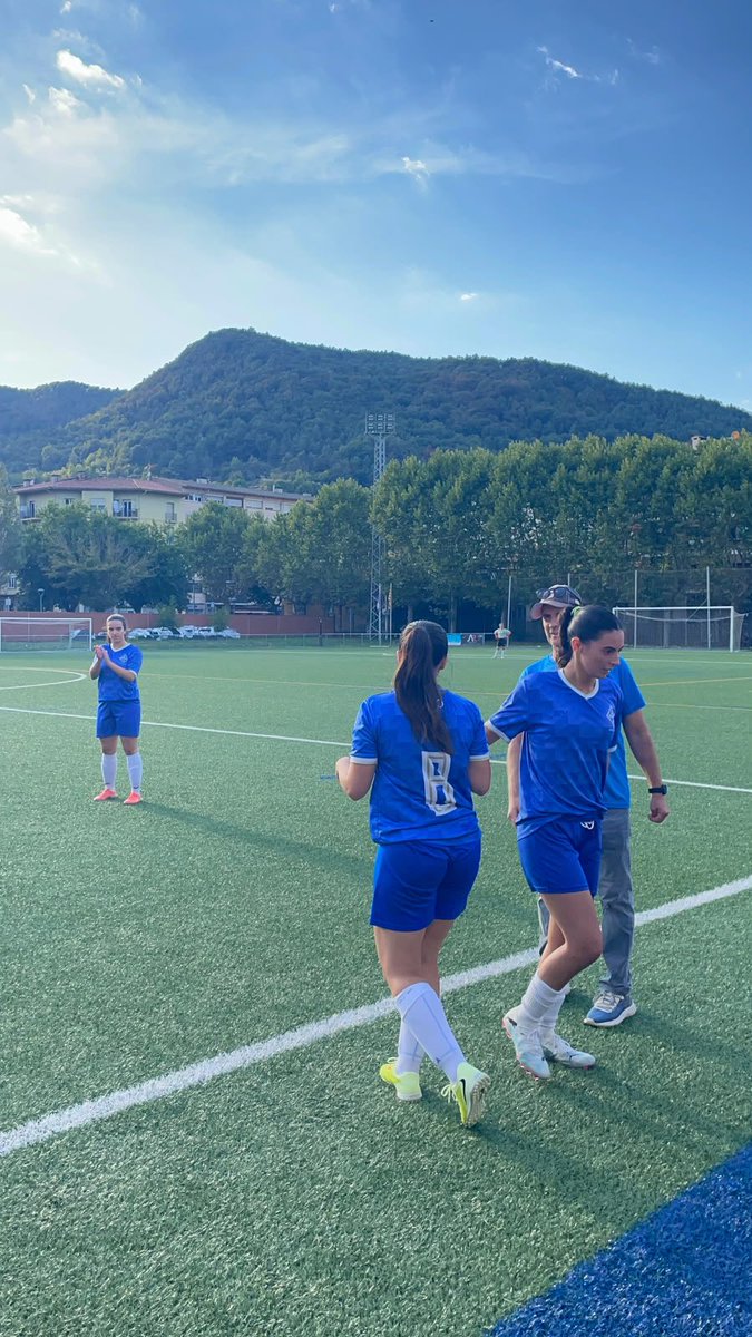 CFCastelltersol's tweet photo. ⚽️🔙 La @mariafargas un cop recuperada de la greu lesió al lligament creuat al camp del UDCirera la temporada 24-25 quan l'equip competia a 1a divisió, aquest any tornarà a defensar la blava amb el #PrimerEquipFemení https://t.co/pjS0CDJu1k