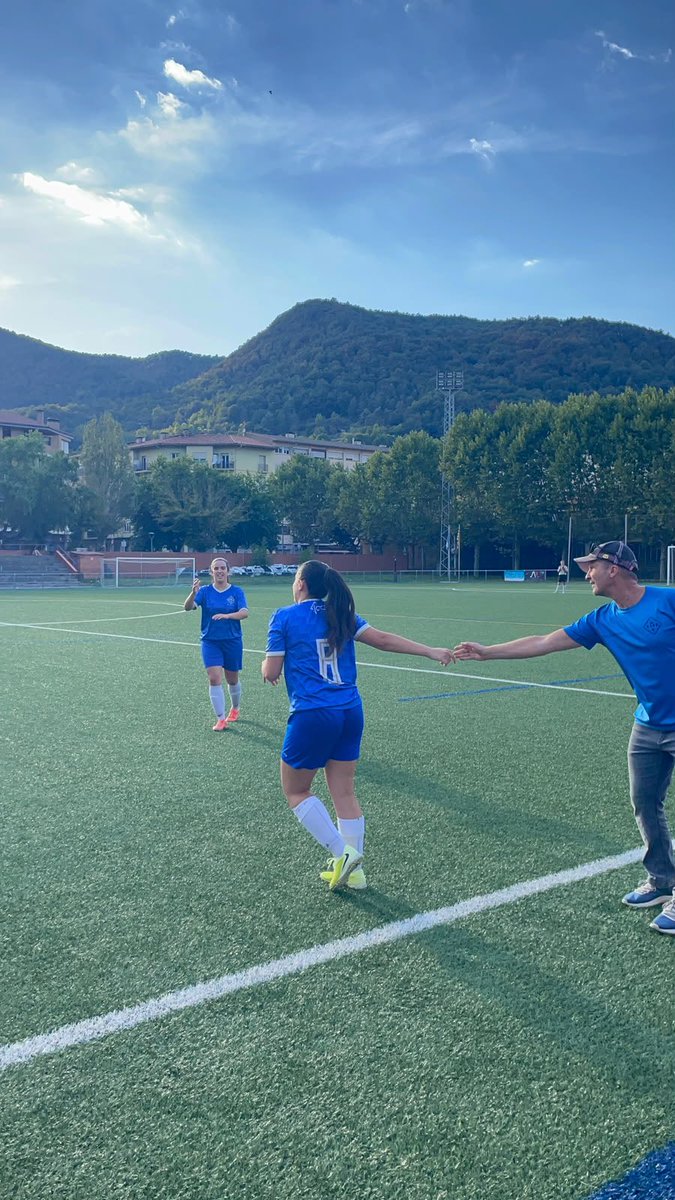 CFCastelltersol's tweet photo. ⚽️🔙 La @mariafargas un cop recuperada de la greu lesió al lligament creuat al camp del UDCirera la temporada 24-25 quan l'equip competia a 1a divisió, aquest any tornarà a defensar la blava amb el #PrimerEquipFemení https://t.co/pjS0CDJu1k