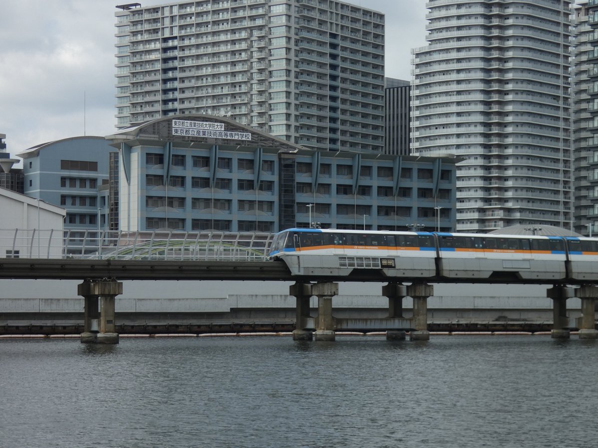 denntuu20xx's tweet photo. 今日9月17日は、キャンパス近くを通る東京モノレールが開業61周年となる日です。校内からでも見える場所の多い東京モノレール、連休で羽田空港まで乗るという方も多いのではないでしょうか？その際は進行方向右側にある本キャンパスをぜひ探してみてください！上部の看板がヒントです

#東京モノレール https://t.co/eRBOQRY9IY
