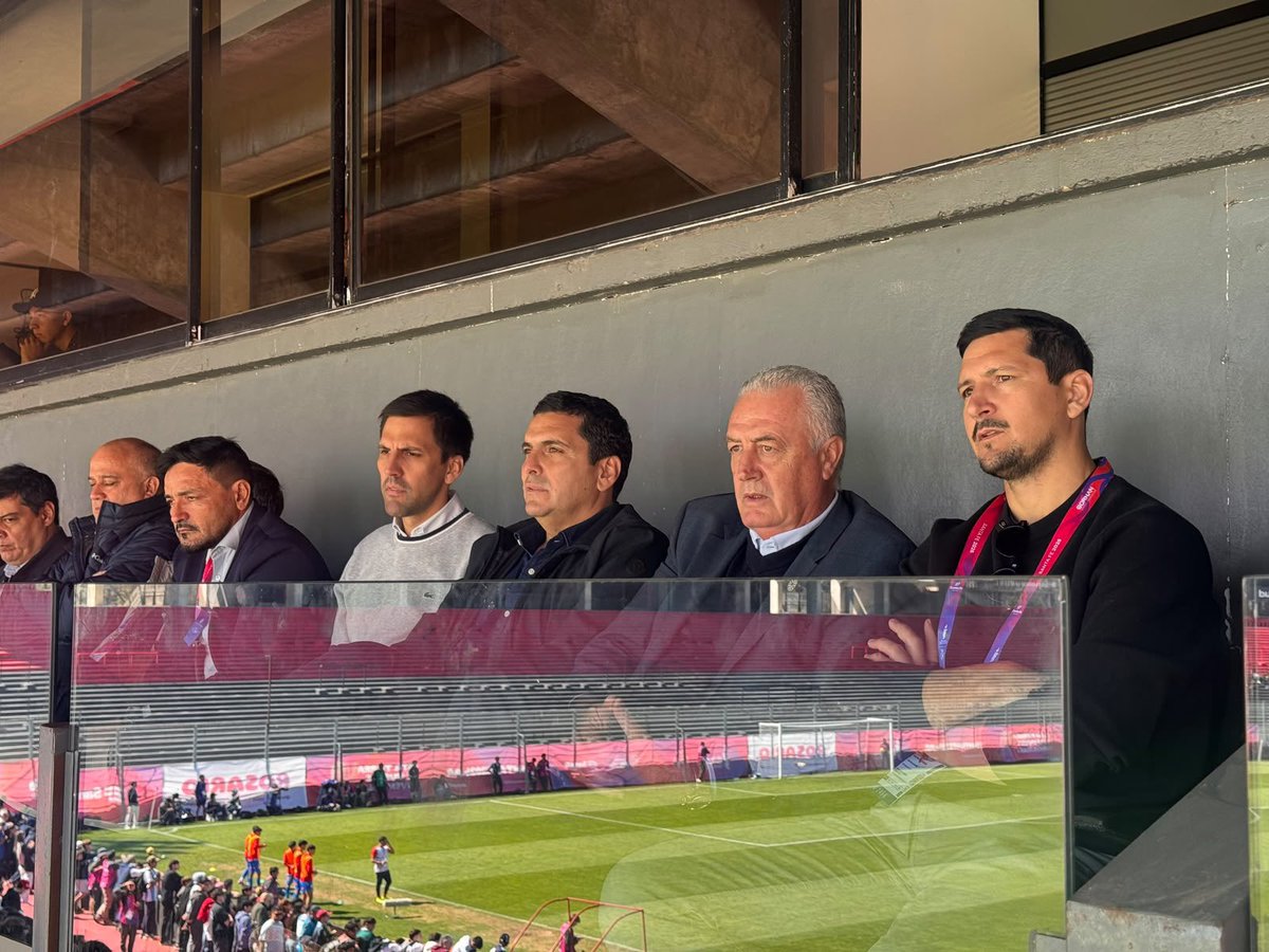 Albirroja's tweet photo. Acompañando a la #AlbirrojaSub20 ⚪️🔴

El presidente de la Asociación Paraguaya de Fútbol, Robert Harrison (@RHarrisonP), junto al director técnico de la Selección Nacional, Gustavo Alfaro, y Guillermo Burdisso, integrante del cuerpo técnico albirrojo, están presentes acompañando el debut de la Selección Paraguaya Sub 20 en los Juegos ODESUR 2026.

Una presencia que reafirma el acompañamiento permanente al trabajo de nuestras Selecciones Nacionales y a los jóvenes que representan con orgullo los colores de nuestro país.

#VamosParaguay 🇵🇾