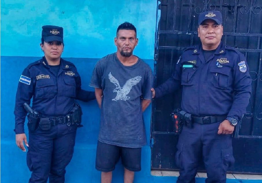 soyanoticias's tweet photo. SUJETO QUE INTENTO MATAR A OTRO TRAS UNA DISCUSIÓN EN COATEPEQUE ES CAPTURADO 

La Policía capturó a Kevin Alfredo Cantón, de 34 años, señalado de agredir a puños en el rostro a otro hombre durante una discusión mientras ambos ingerían bebidas alcohólicas en la colonia Santa Clara, Coatepeque, Santa Ana Este.

De acuerdo con la información policial, la víctima sufrió varias lesiones y fue trasladada a un centro asistencial en estado de inconsciencia. Las autoridades indicaron que Cantón será remitido por el delito de homicidio en grado de tentativa.

La PNC reiteró que las personas que recurran a la violencia serán detenidas y enfrentarán el proceso correspondiente ante las autoridades.