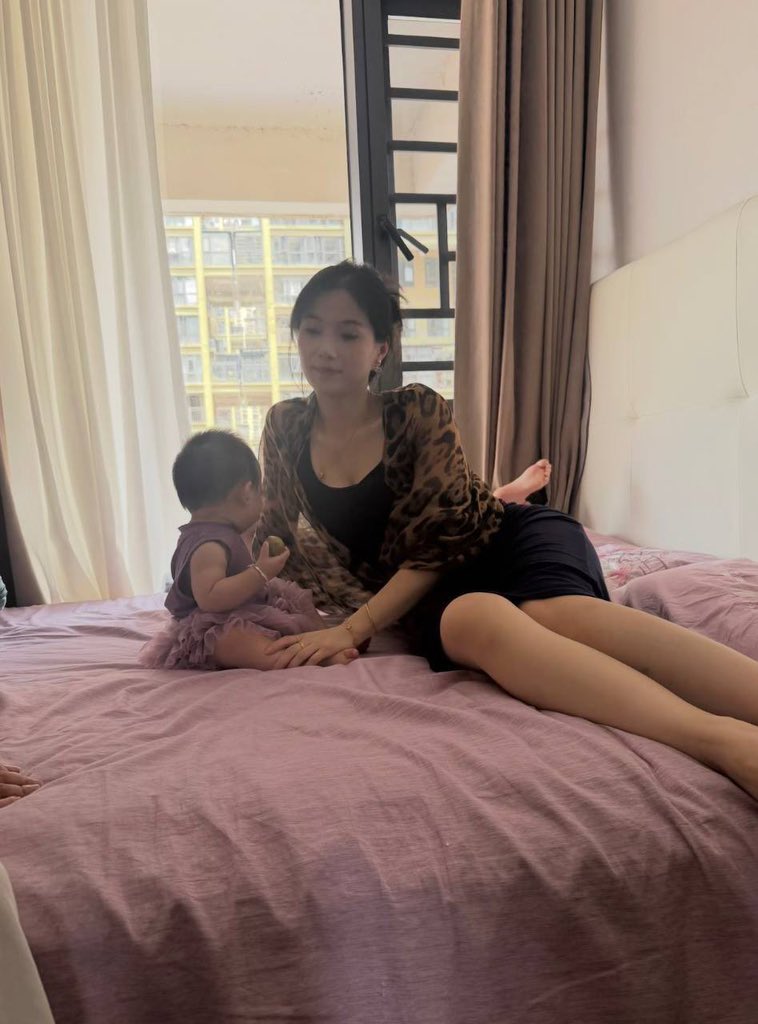 Kingaling32's tweet photo. 有时候也挺理解婚内出轨，每天素面朝天，满身奶渍奶味在他眼里也许就是他口中所说的黄脸婆吧。 https://t.co/duQ4DivGa5