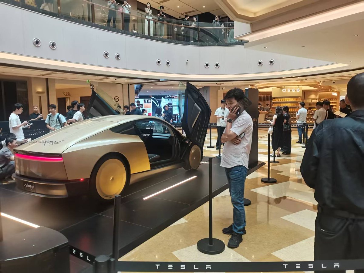 Bozhandp3ns's tweet photo. 今天9月17日特斯拉(cybercab)自动驾驶车在上海兴业太古汇LG1层北厅静态展示 https://t.co/PTUAlCpz99
