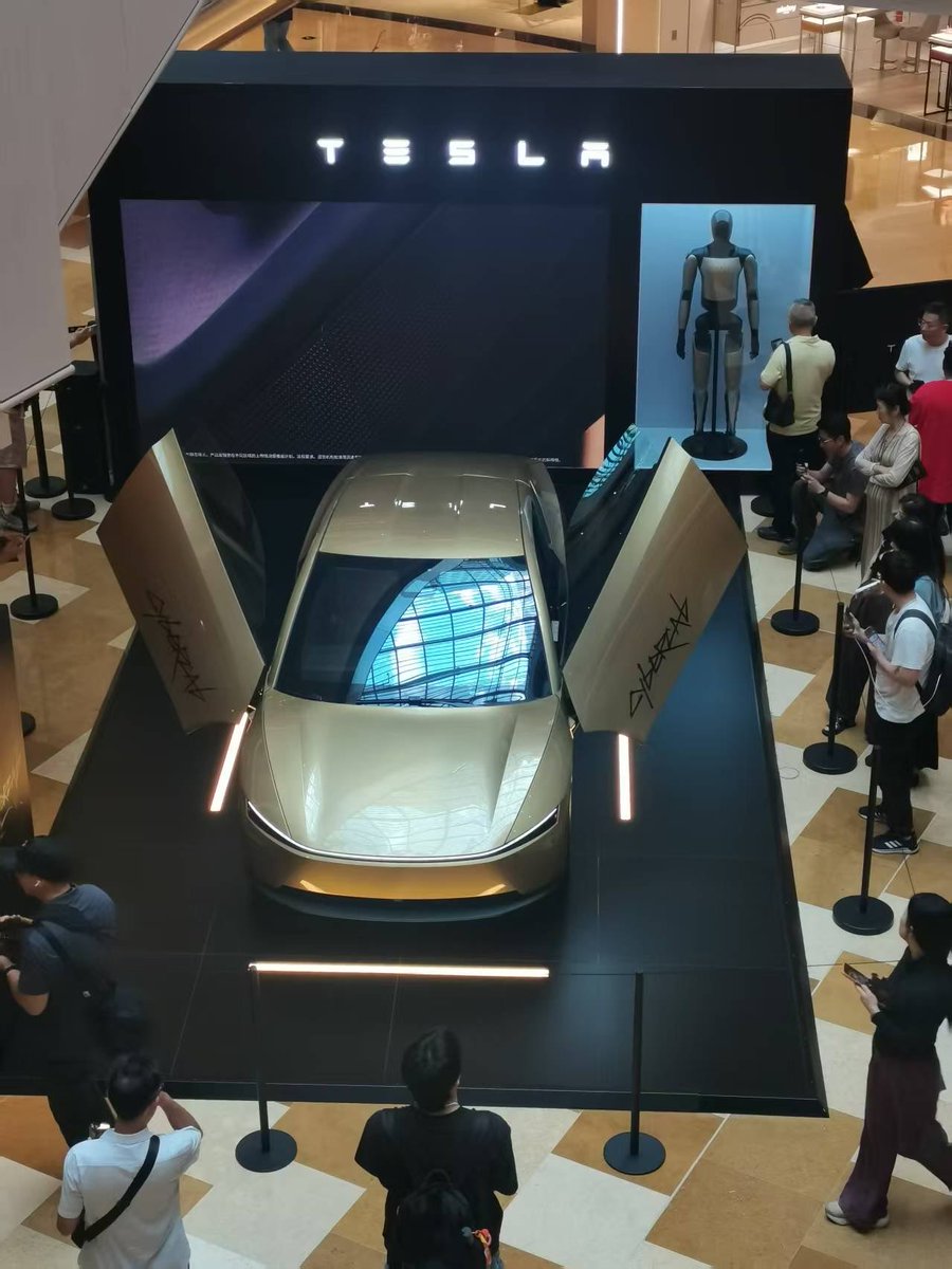 Bozhandp3ns's tweet photo. 今天9月17日特斯拉(cybercab)自动驾驶车在上海兴业太古汇LG1层北厅静态展示 https://t.co/PTUAlCpz99