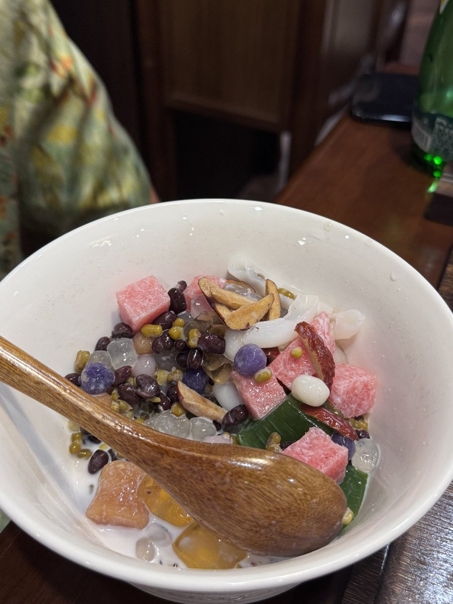 FridaLi77's tweet photo. ：你这吃的啥啊 我给你买个椰树椰汁不好吗
我：？ https://t.co/2cCq2Nb838