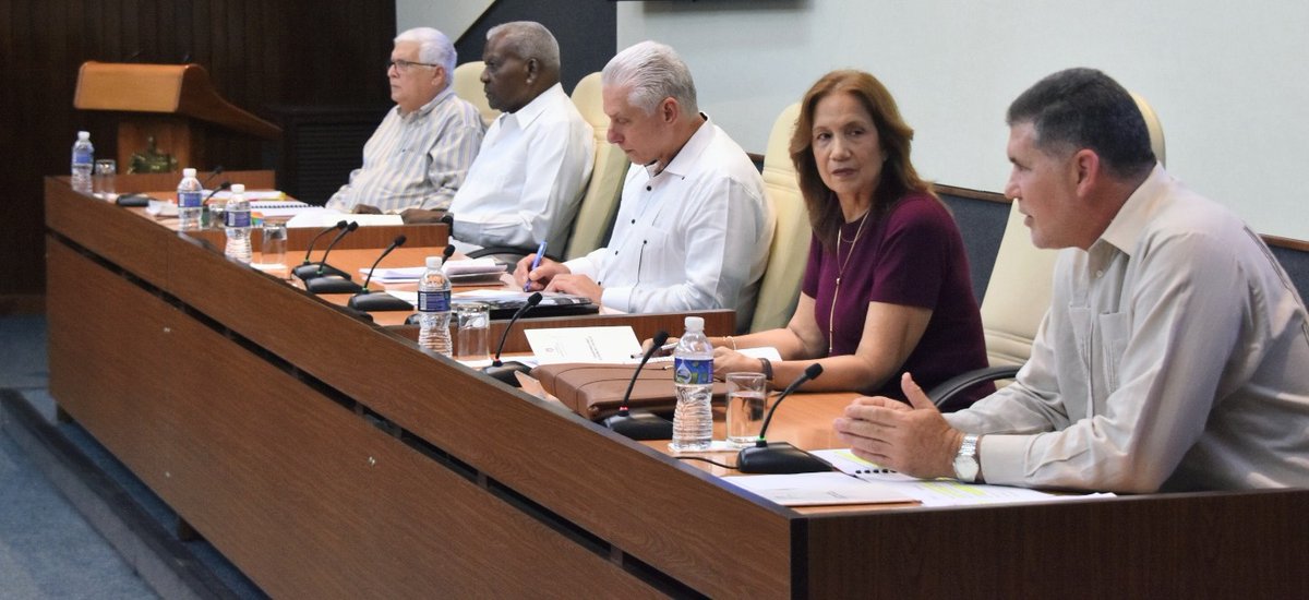 GobiernoCuba's tweet photo. El vice primer ministro, @polivaoscar, titular de @MINCEX_CUBA, informó sobre la situación actual y las perspectivas de las Transformaciones Económicas y  Sociales aprobadas en el país, en la reciente sesión ordinaria del Consejo de Estado. https://t.co/hca9DhPIb1