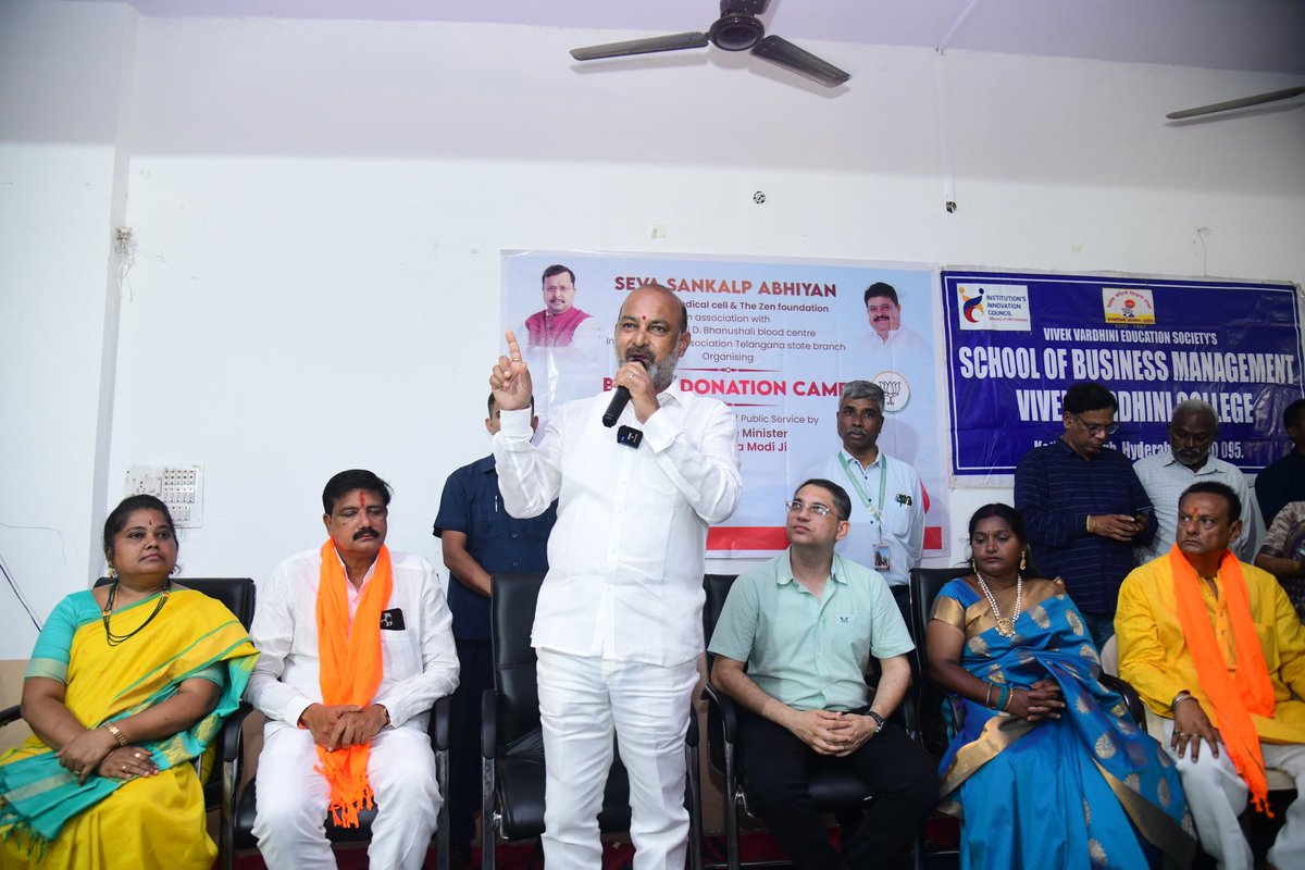 bandisanjay_bjp's tweet photo. అహర్నిశలు దేశం కోసం శ్రమిస్తూ, 25 ఏళ్లుగా ప్రజాసేవకే అంకితమై కోట్లాది మంది పేదల జీవితాల్లో వెలుగులు నింపిన మన గౌరవ ప్రధాని శ్రీ @narendramodi గారి జన్మదినం సందర్భంగా @BJP4Telangana మెడికల్ సెల్ ఆధ్వర్యంలో హైదరాబాద్, కోఠి జాంబాగ్ లోని వివేక్ వర్ధిని కాలేజీలో నిర్వహించిన రక్తదాన శిబిరాన్ని ప్రారంభించడం జరిగింది.
మోదీ గారి స్ఫూర్తితో సామాజిక సేవే లక్ష్యంగా ముందుకు వచ్చి రక్తదానం చేసిన యువతకు, ఈ కార్యక్రమాన్ని విజయవంతం చేసిన కార్యకర్తలకు అభినందనలు తెలియజేశాను.
#HappyBdayPMModi