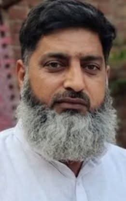 PMCD_10's tweet photo. ساہیوال : باپ اپنی بیٹی کی عزت پر قربان ہو گیا ۔۔۔ دو روز قبل پیش آئے واقعہ پر علاقہ کی ہر آنکھ اشکبار ۔۔۔ اشرف صدیقی حساس ادارے کے ریٹائرڈ سرکاری ملازم تھے انکی 17 سالہ بیٹی ساہیوال کے ایک کالج میں زیر تعلیم تھی ، اسے ہر روز کالج کے لیے لینے اور چھوڑنے پرائیویٹ وین آتی تھی جو گھر سے کچھ فاصلے سے پک اینڈ ڈراپ دیتی تھی اسی مقام پر ایک درزی کلیم اللہ  کی دکان تھی جو لڑکی پر بری نظر رکھتا تھا پچھلے ایک ماہ سے کلیم اللہ نے اسے کالج جاتے اور واپسی پر اشارے بازی اور جملے کسنا شروع کررکھا تو لڑکی نے والدہ کو بتایا جس پر والدہ سٹاپ تک اسے چھوڑنے اور لینے کے لیے آنے لگیں  پچھلے کئی روز سے کلیم اللہ لڑکی کو والدہ کی موجودگی کے باوجود تنگ کررہا تھا ، تنگ آکر شریف اور پردہ دار خاتون نے گھر جاکر شوہر کو سارا ماجرہ بتایا تو اشرف صدیقی ناراض ہوئے کہ پہلے بات مجھ سے کیوں چھپائی اور پھر وہ مذکورہ دکان پر چلے گئے جہاں انہوں نے کلیم اللہ سے بازپرس کی اور شدید غصے کا اظہار کیا لیکن بجائے معافی مانگنے کے کلیم اللہ جھگڑے پر اتر آیا اسکا ایک دوست معین بلوچ بھی اسکی مدد کو آگیا اور دونوں نے اشرف صدیقی سے ہاتھا پائی شروع کردی اسی دوران  اشرف صدیقی کو دونوں ملزمان نے دھکا دیا اور وہ زیر تعمیر سیوریج لائن میں جا گرے اور سر پر چوٹ لگنے سے شدید زخمی ہو گئے بعد ازاں دم توڑ گئے ۔ اس واقعہ پر پولیس نے فوری ایکشن لیا ، تازہ ترین اطلاعات کے مطابق دونوں ملزمان کلیم اللہ اور معین بلوچ کے خلاف ق۔ت۔ل کا مقدمہ درج ہو چکا ہے اور گرفتاری کی بھی اطلاعات ہیں ۔۔۔۔