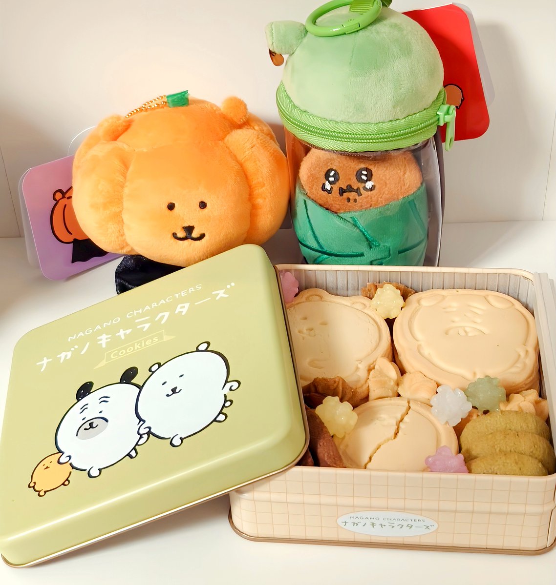 8608MyShYu's tweet photo. ナガマ便がきてたので⸜( *˙꒳˙ )⸝··¨*゜
かぼちゃナガノと、ソースなﾐﾆﾐﾆマスコットケース（中身は持ってたもぐらコロッケ🍃）、あと缶クッキー🍪

クッキー美味しいです🥰
けど小さくて3800円て高いねッ…
1枚割れてました（笑） https://t.co/EvZTAbdxFj