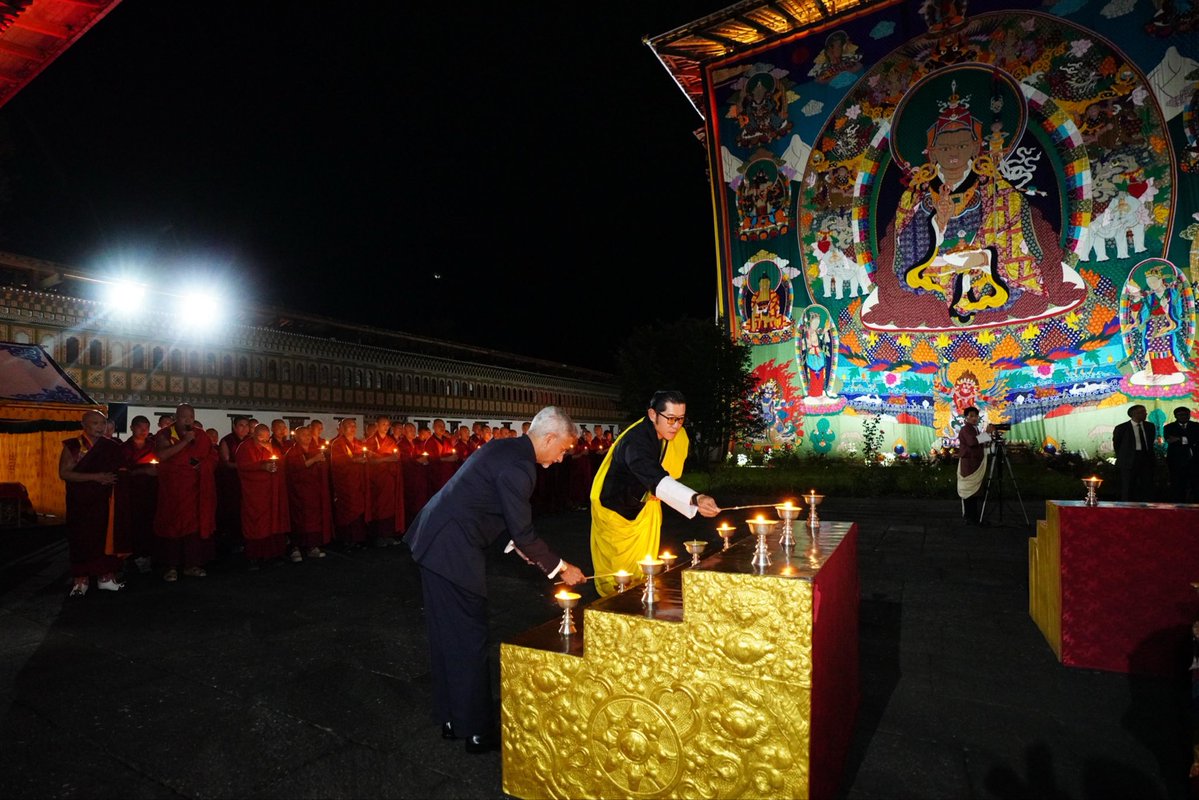 DrSJaishankar's tweet photo. The ‘Aashirvaad ka Diya’ was lit at the iconic Tashichho Dzong in Thimphu in the gracious presence of His Majesty The King Jigme Khesar Namgyel Wangchuck.

We paid tribute to Prime Minister @narendramodi’s 25 years of committed Janseva, which has impacted countless lives globally. 

We were joined by Prime Minister @tsheringtobgay, @FMBhutan D. N. Dhungyel, friends of India from Bhutan and the Indian community in this special moment.