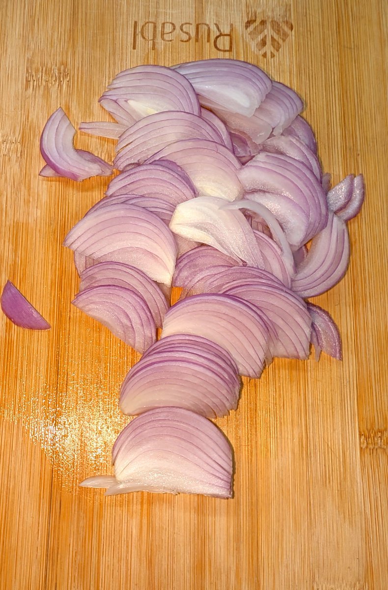 To__Jupiter's tweet photo. That's how you cut onions for #EggRoast 😎 https://t.co/Rszo2ahD4z