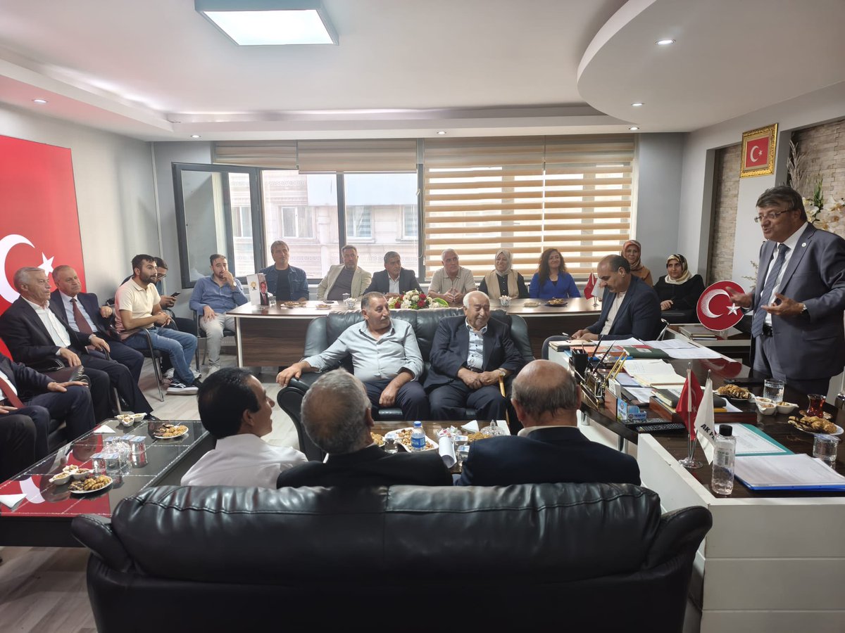 vanaktusba's tweet photo. 📍 AK Parti Tuşba İlçe Başkanlığı

Bugün kıymetli vekilimiz Sayın Kayhan Türkmenoğlu İlçe Başkanlığımızı ziyaret ederek teşkilat mensuplarımızla bir araya geldi.

Teşkilatımızla gerçekleştirdiği sohbet ve istişarelerde, uzun yıllara dayanan siyasi ve teşkilat tecrübesinden yararlanarak bizlerle kıymetli değerlendirmelerini paylaştı. Sahadan gelen talepler ve çalışmalarımız üzerine karşılıklı fikir alışverişinde bulunduk.

Tecrübesi, birikimi ve teşkilatımıza olan yakın ilgisiyle bizlere her zaman katkı sunan Sayın Vekilimize nazik ziyaretleri ve değerli paylaşımları için teşekkür ediyoruz.

#AKPartiTuşba #TürkiyeYüzyılı #DurmakYokYolaDevam

@ahmetbuyukgumus @mustafaalkayis @Recep_ayd25 @K_Turkmenoglu_V @Burhan_Kayaturk @ArvasAbdulahat   @umitkanan72 @serdaraysan65 

@akparti @AKGMTeskilat @akpartivan