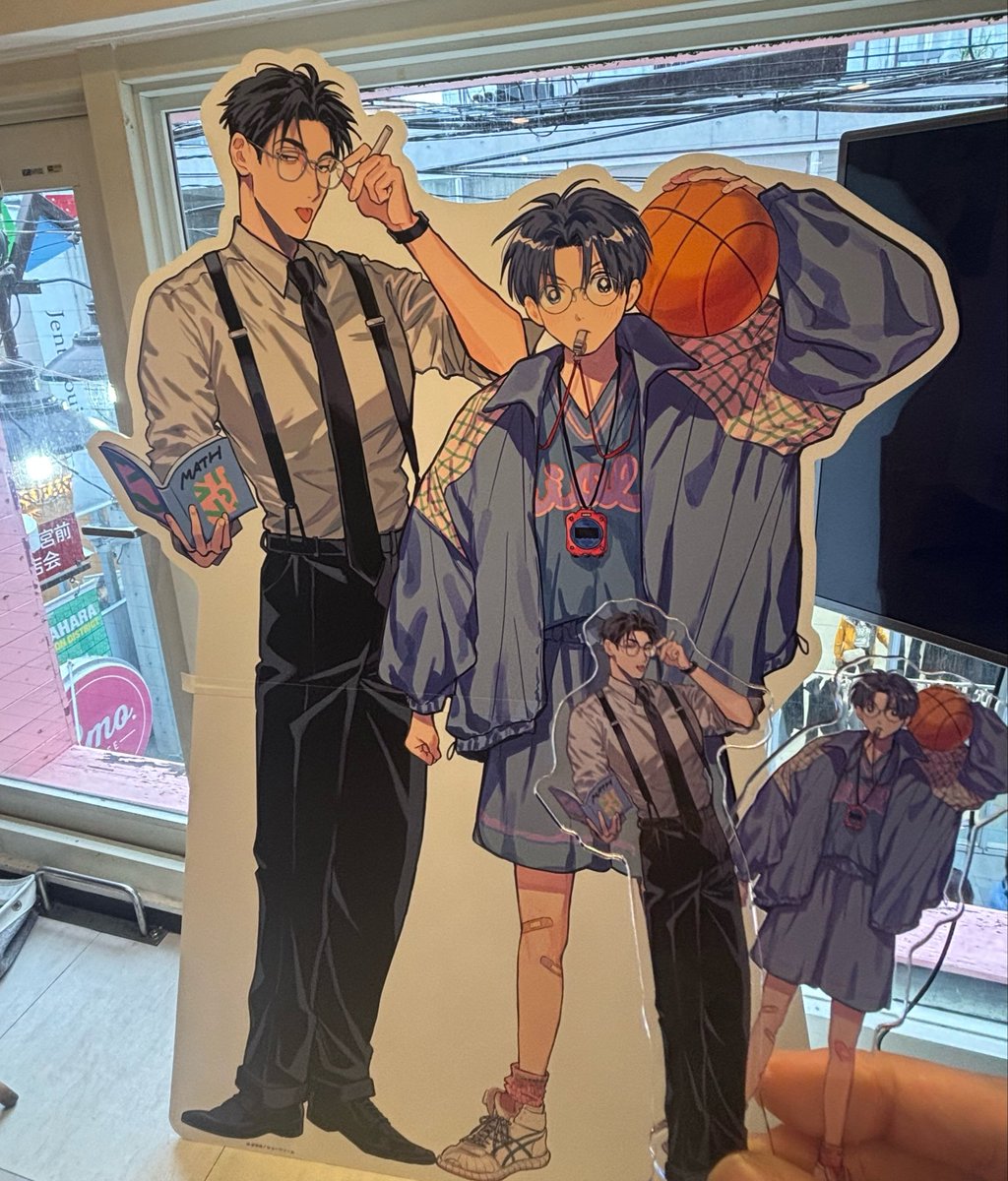 Rimmu27's tweet photo. 店内がポスター、ネーム等見るところ沢山で贅沢な時間でした💘
キービジュは勿論、グッズがどれも可愛くて最高です😭ラーメンも美味しくて量多くて嬉しかったです🍜笑

 #せんせいの金曜日カフェ ☕ https://t.co/jz50aOdLnc