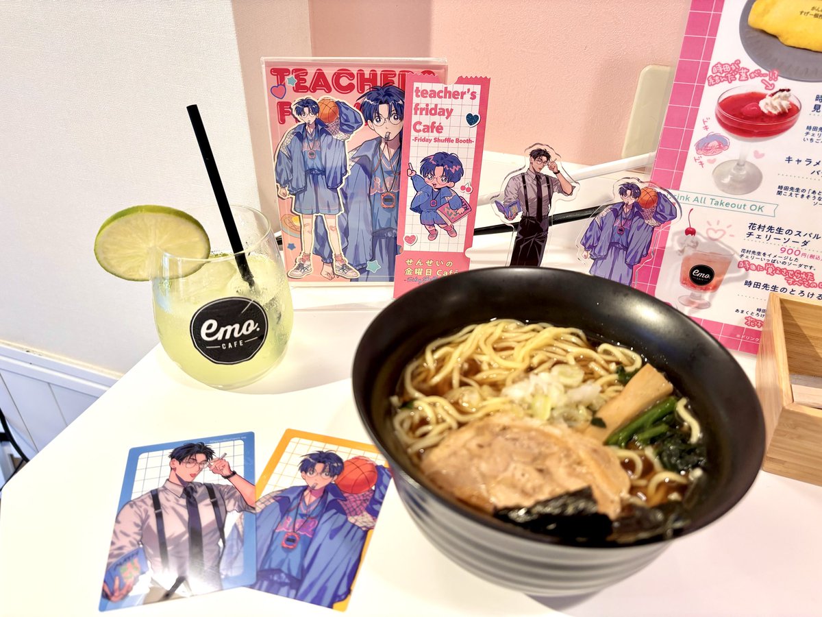 Rimmu27's tweet photo. 店内がポスター、ネーム等見るところ沢山で贅沢な時間でした💘
キービジュは勿論、グッズがどれも可愛くて最高です😭ラーメンも美味しくて量多くて嬉しかったです🍜笑

 #せんせいの金曜日カフェ ☕ https://t.co/jz50aOdLnc