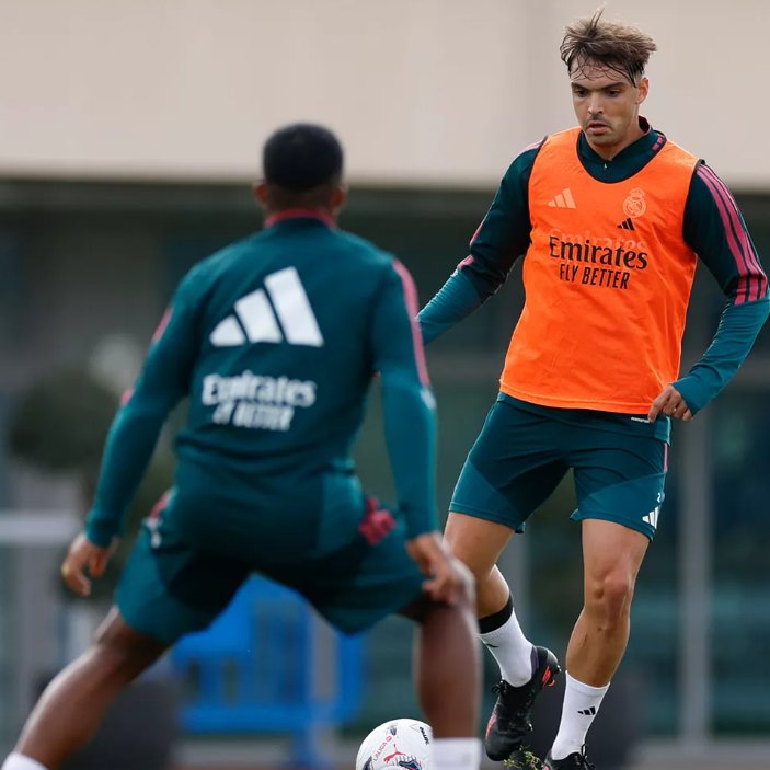footballxtraa_'s tweet photo. Real Madrid's squad is training! 🤍 https://t.co/QsrGgvVplI