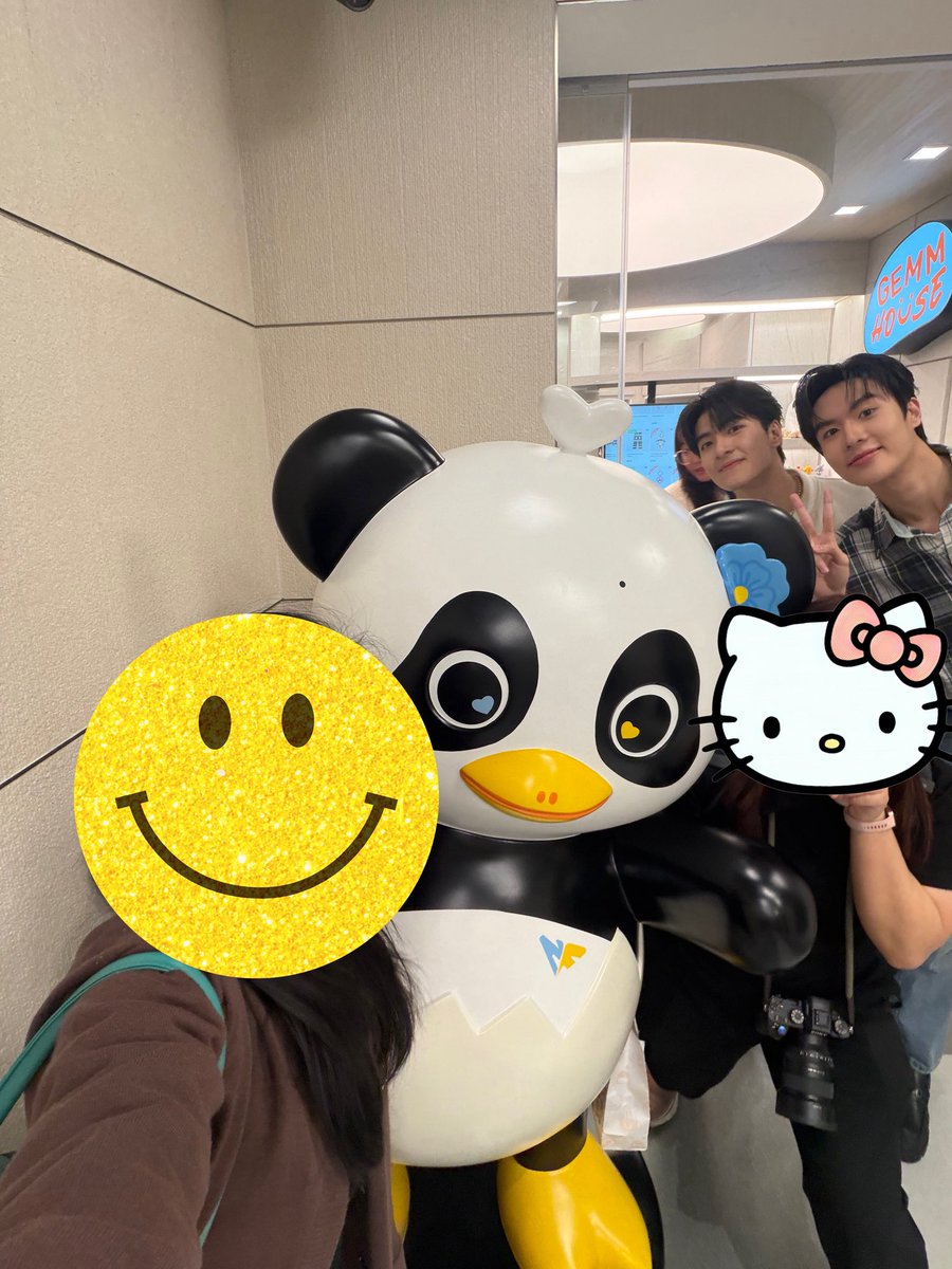 birdy_birdday's tweet photo. กำลังเซลฟี่อยู่ดีๆ เกือบละ เกือบหันไปด่าละ ใครฟะ เค้าถ่ายกันรูปอยู่ไม่เห็นหรอ 😂😂😂 https://t.co/6j7NhZq5KU