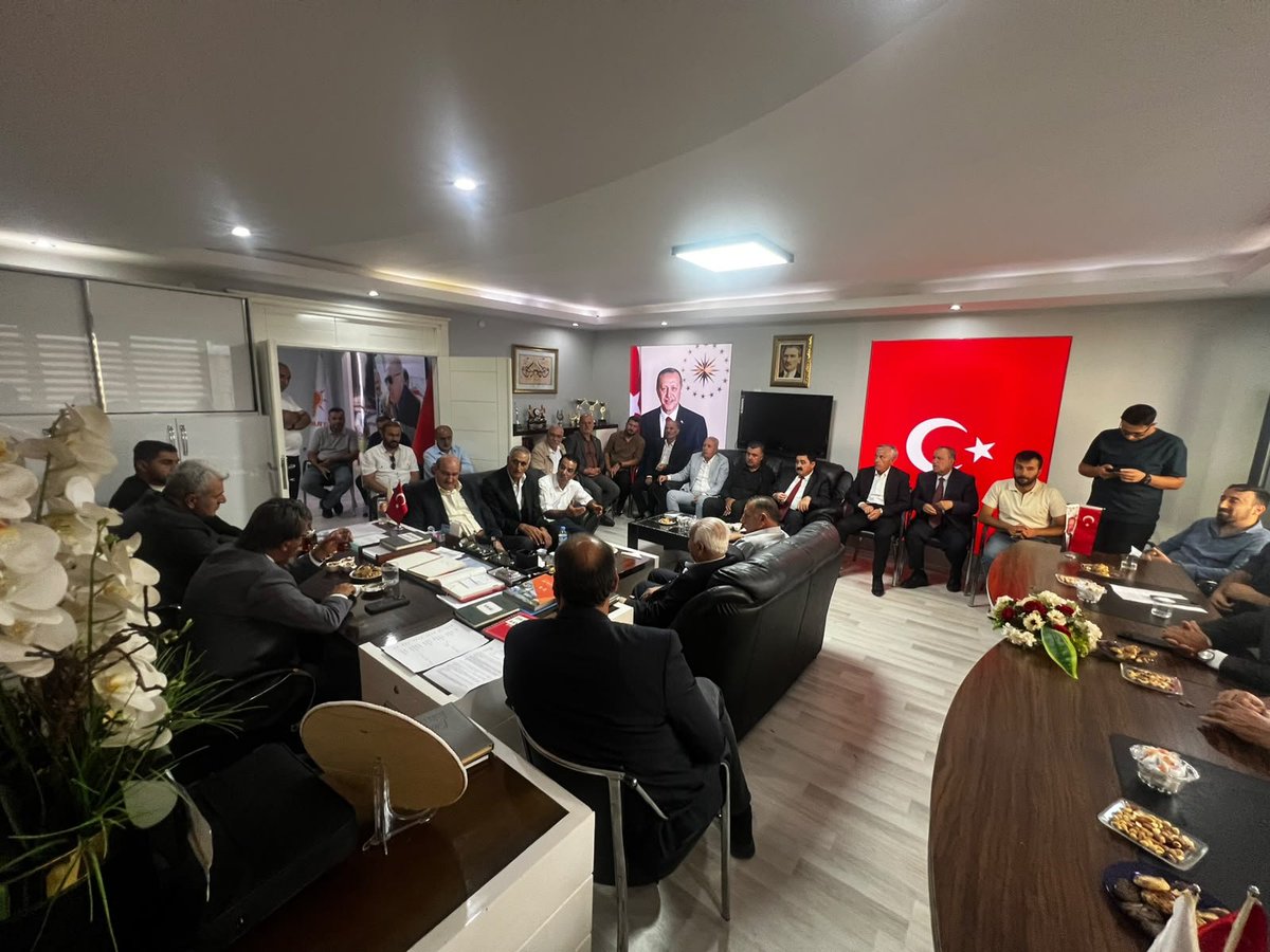 umitkanan72's tweet photo. 📍 AK Parti Tuşba İlçe Başkanlığı

Bugün kıymetli Milletvekilimiz Sayın Kayhan Türkmenoğlu’nu ilçe teşkilatımızda ağırladık. Teşkilat mensuplarımızla gerçekleştirdiğimiz buluşmada, sahadaki çalışmalarımızı ve gündemimizi değerlendirme fırsatı bulduk.

Sayın Vekilimizin yıllara dayanan siyasi ve teşkilat tecrübesinden istifade ederek, bizlerle paylaştığı kıymetli görüş ve önerileri dinledik. Teşkilatımızla kurduğu samimi iletişim ve yapıcı değerlendirmeleri bizler için önemli bir kazanım oldu.

Nazik ziyaretleri ve kıymetli katkıları için Sayın Vekilimiz Kayhan Türkmenoğlu’na teşekkür ediyorum.

#AKPartiTuşba #TürkiyeYüzyılı
@ahmetbuyukgumus @mustafaalkayis @Recep_ayd25 @K_Turkmenoglu_V @Burhan_Kayaturk @ArvasAbdulahat  @serdaraysan65 

@akparti @AKGMTeskilat @akpartivan @vanaktusba