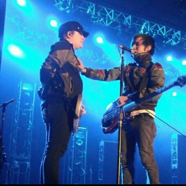 _blueber_ry's tweet photo. why is he grabbing his tit https://t.co/5rgs6axfFQ