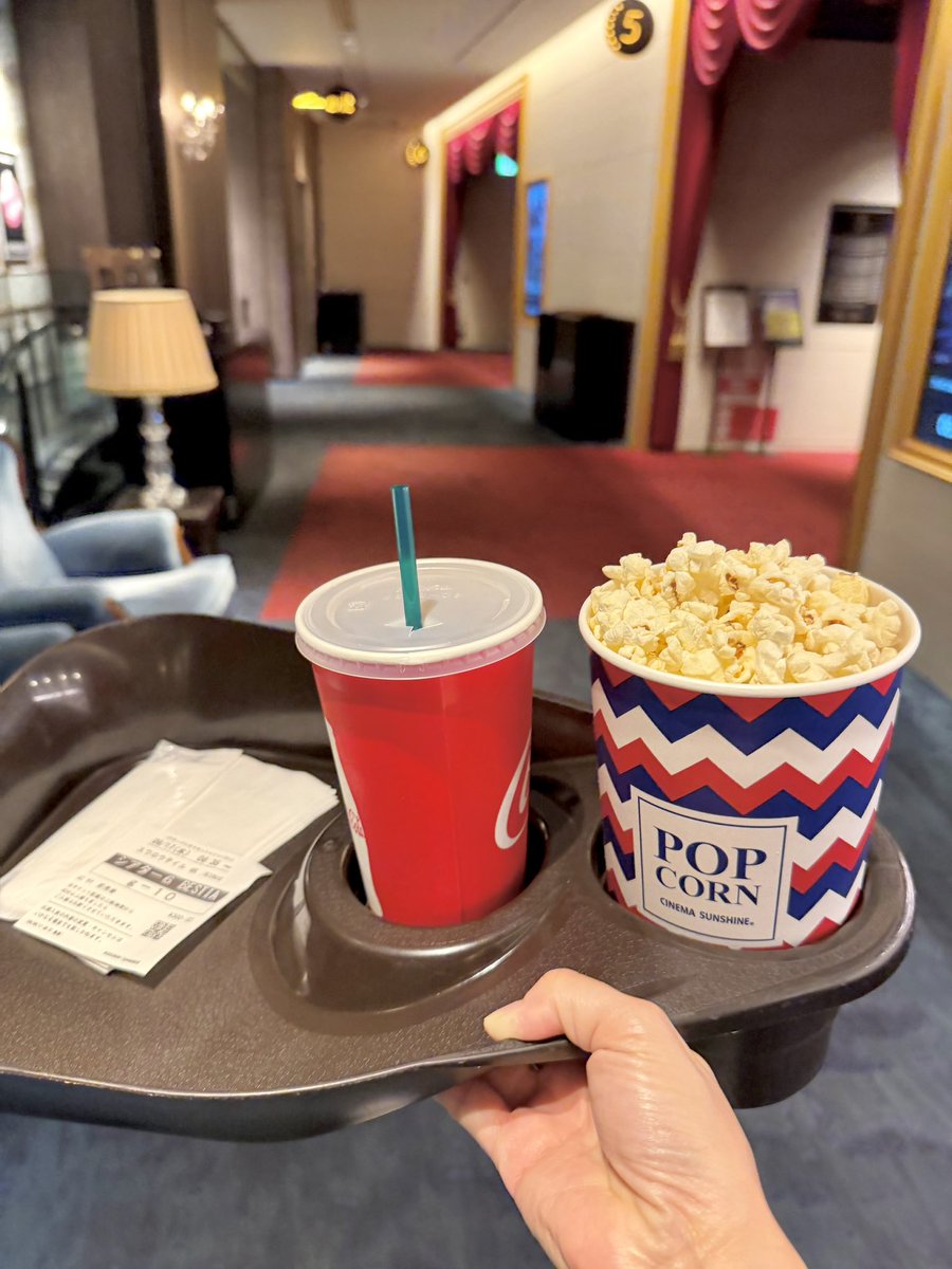 OgiCie's tweet photo. #スワロウテイル 4Kリマスター
を観に朝8:35から映画館へ。
♪Sunday Park辺りの「あおぞら」での日々が本当に好きでもっと3倍くらいの尺で見ていたかった。
復刻パンフレットが買えてうれしい✨ https://t.co/De2cmKRIUu