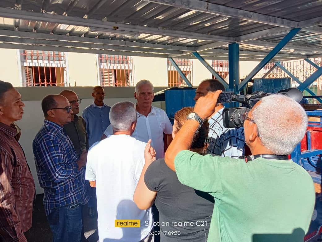 Roilancu1's tweet photo. Hace unos minutos recibimos a nuestro Primer Secretario y Presidente Díaz-Canel en la Solinera de 23 y J.
Desde allí dialogamos sobre la recogida de desechos sólidos con triciculos  eléctricos, que inició en #Rampa y ya se extiende a otros Consejos.
#PlazaEnElCorazón 
#CubaVa https://t.co/XFrgCwjftD