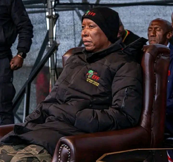 Simphiw02617472's tweet photo. SOUTH AFRICANS WHO ARE CALLING FOR JACINTA'S ARREST: 

On be half of all South Africans, please don't forget our enemies as South Africans.

 They are calling for the arrest of our queen and king who risk their lives for South Africans @JacintaNgobese and @PhakelaMthakath

😭😭 https://t.co/V3gkaZdkHP
