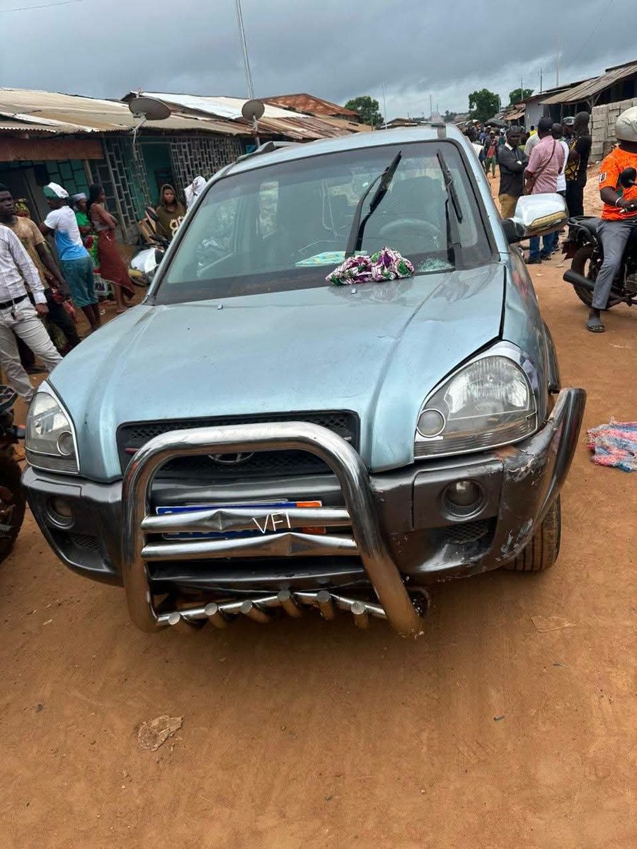 Chroniques225's tweet photo. • #Vavoua ¦ Les freins d'un véhicule lâchent et font d'énormes dégâts.
Un véhicule en panne, avec des freins défaillants, fonce sur la foule en balayant tout sur son passage faisant d'énormes dégâts matériels et humains.
Le chauffeur, après cet incident, s'est immédiatement rendu à la police pour le signaler.
Le bilan fait état de 03 décès dont 1 sur place et 11 blessés dont deux évacués en urgence à Daloa.
(📝 : Vavoua FLASH infos)