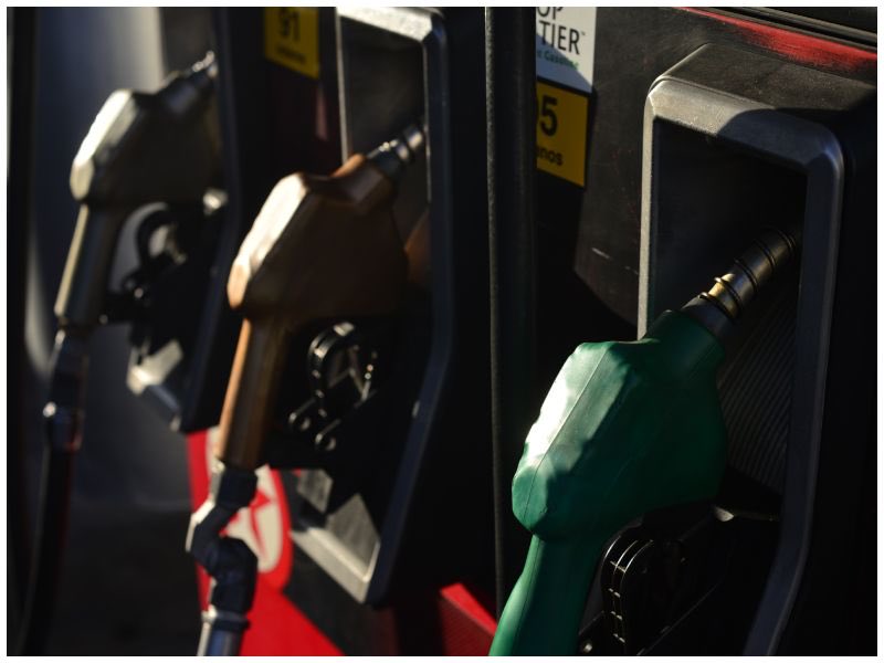 MiEconomiaSV's tweet photo. #TransportePúblico La Mesa Nacional de Transporte señala que el negocio ya no es rentable en El Salvador. El alza continua de los combustibles y tarifas fijas congeladas desde hace 20 años sofocan sus finanzas. 🇸🇻📉
#EconomíaSV #ElSalvador #Combustibles #NoticiasSV #FinanzasSV https://t.co/rhnyQZq9Hl