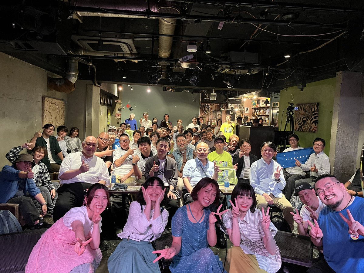 cafune_desu's tweet photo. カフネpresents petal note live tour💌
「ごちそうとほっぺ」
thank you sold out!!!!!!!!

お越しいただいた皆様
配信をご覧いただいた皆様
本当にありがとうございました🍴✨
配信のコメント100件超えてたよ！？笑

大っ好きなアーティストさんと
大っ好きなgee-ge.さんでお贈りした
全品メインのフルコースみたいなライブになりました…🧑‍🍳🍖
胸いっぱいお腹いっぱい。

うまく言葉にできないけど、
歌のおかげでみんなに出会えて、
みんなの美味しい思い出にお供させてもらえた今日が本当に幸せです。
みんながおいしい！ってフードも楽しんでくださってて本当に嬉しかったし、
gee-ge.はずっとおいしい匂い、いい匂いでした笑
16周年おめでとうございます🤍

しょんぼりしてしまう日は自分を労って美味しいものを食べてください😌
それは必要経費です！
普段あんまり思い出す機会がない美味しかった思い出をこの機会にぜひゆっくり思い出したりしてください🤍
心が少しほくほくするはずです。

本当にありがとう😭

今日はアドレナリンで眠れないんですけど、みんなの好きな食べ物は何ですか？
好きなもの語り合わない？🤍(寝なさい)