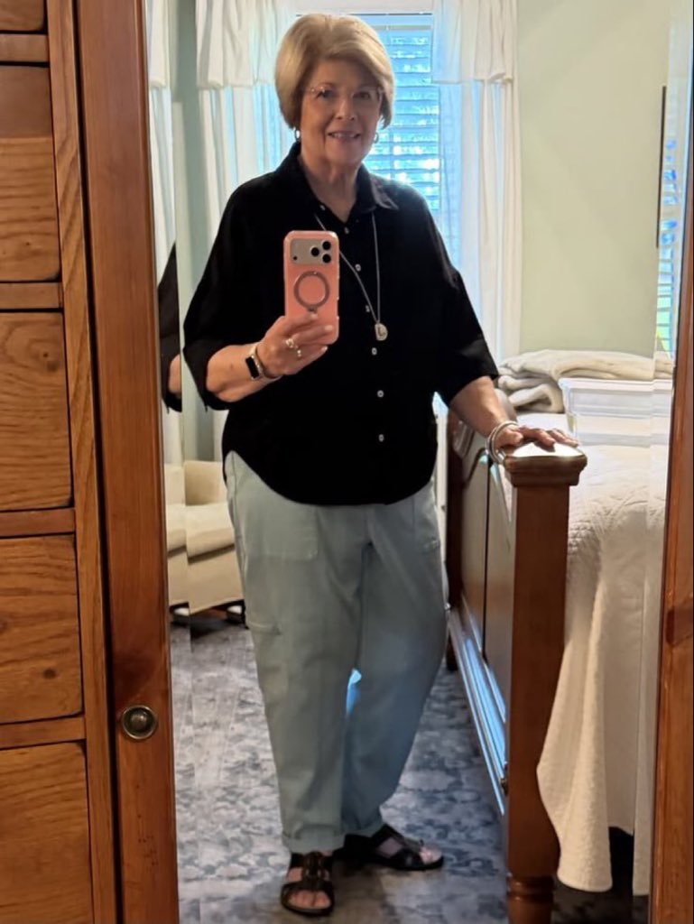 tamidfrost_tami's tweet photo. Am I still pretty at 68 even with no make up? Be nice 🥰❤️ https://t.co/lWxP9O2Qtu