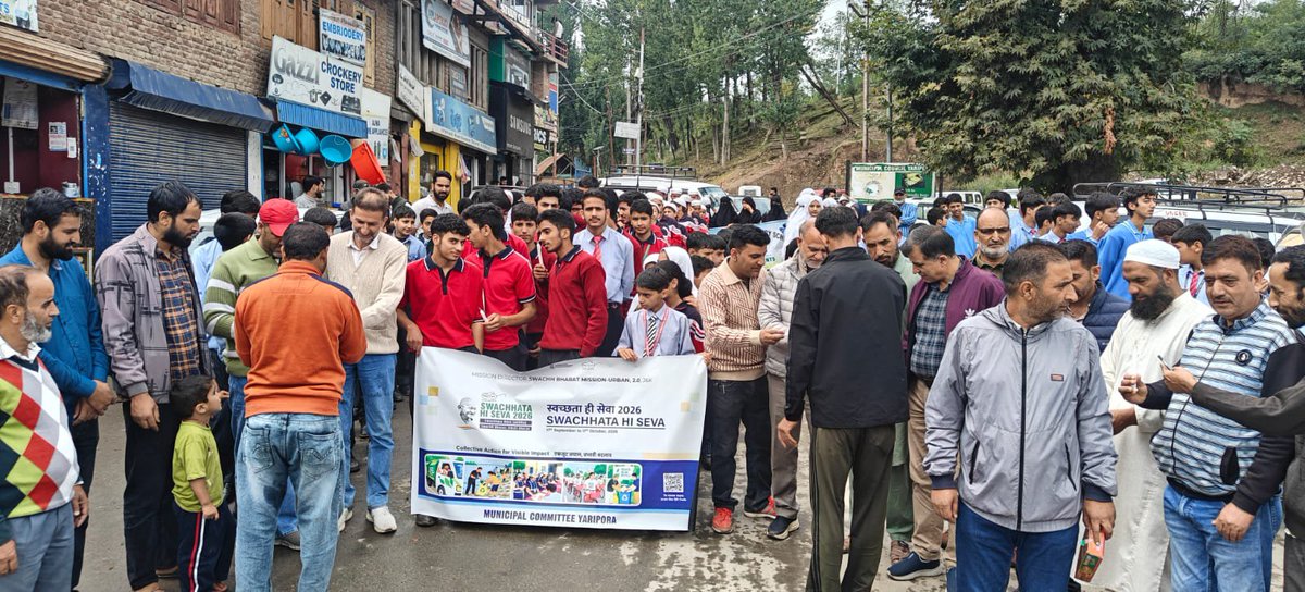 eomcyaripora's tweet photo. Commenced with great enthusiasm! The Municipal Committee Yaripora kicked off the #SwachhataHiSeva2026 campaign today alongside dedicated  community leaders, Revenue Officials, Taxi Operators Union, All Educational Institutions and ULB staff. https://t.co/ZYXbYIdyHW