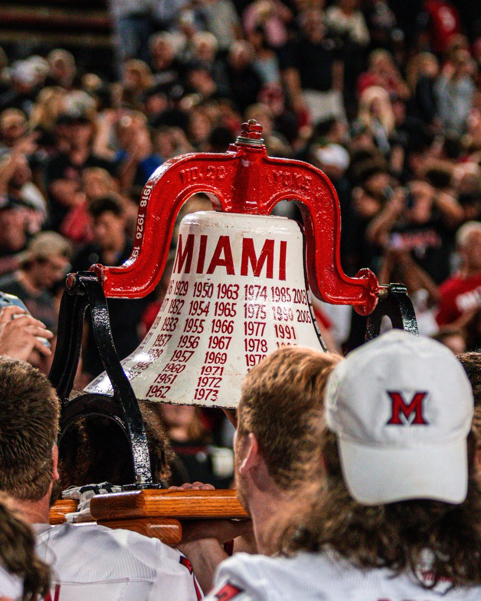 MiamiOHFootball's tweet photo. 𝐓𝐁𝐓 𝐭𝐨 𝐭𝐡𝐞 𝐥𝐚𝐬𝐭 𝐭𝐢𝐦𝐞 𝐰𝐞 𝐁𝐚𝐭𝐭𝐥𝐞𝐝 𝐟𝐨𝐫 𝐭𝐡𝐞 𝐕𝐢𝐜𝐭𝐨𝐫𝐲 𝐁𝐞𝐥𝐥 𝐢𝐧 𝐂𝐢𝐧𝐜𝐲 😎

#RiseUpRedHawks | 🎓🏆 https://t.co/0f6GWdoCig