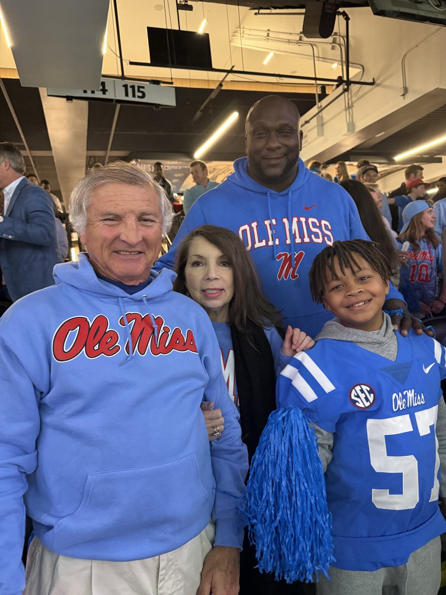 jpowe57's tweet photo. The @OleMissFB family lost a great family member last night in Judge Dewayne Thomas. Not many people out there that supported me as much as he did. He lived a great life serving others and made the world a better place. Thoughts and prayers to his family. RIP to a great man. 🙏🏿😢 https://t.co/YG71cGfHn8