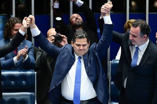 marcosl67197897's tweet photo. Nessa foto vemos o revezamento da impunidade e dos fiadores de onde chegamos. Alcolumbre, Pacheco e depois Alcolumbre, se transformaram com a sua covardia para diser o mínimo, em coresponsáveis pelo  hospício institucional que vivemos. #FaxinaNoSenado #ForaUniaoBrasil #ForaPSD https://t.co/qdYl9AqGmX