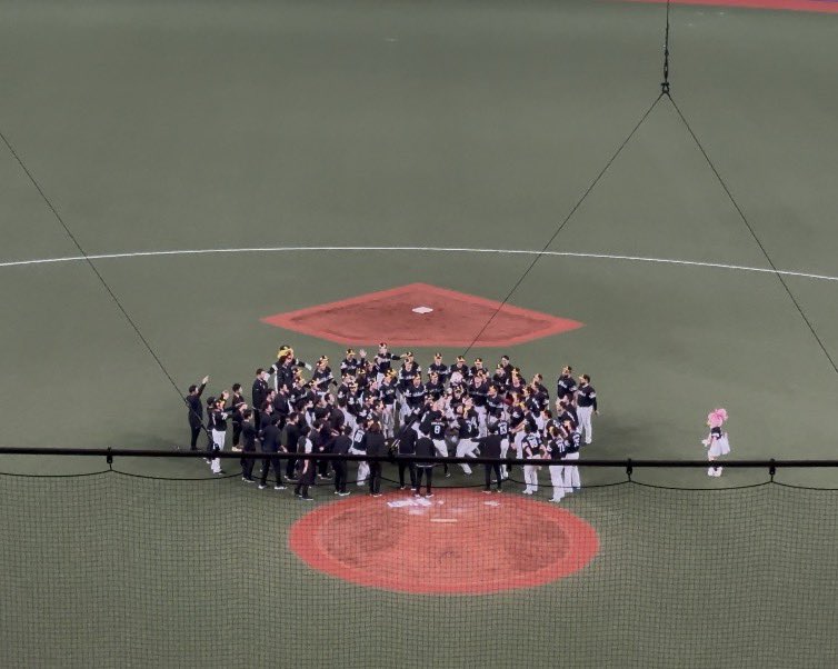 yy_b1en___'s tweet photo. 今日で26歳になりました!!
誕生日はどうしても試合が観たくてお仕事休んで大阪まで観に来てよかった🥹
好きな球団から素敵な誕生日プレゼントを貰いました☺️💞
絶対福岡行きます！！！！！！26歳もホークスについて行きます🦅 https://t.co/sKYrcr1SMu