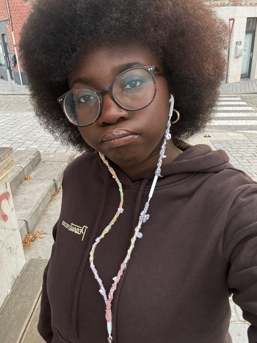 lil_mirkosbunny's tweet photo. wore my afro to school today 🦦 https://t.co/XBYUSLs2wP