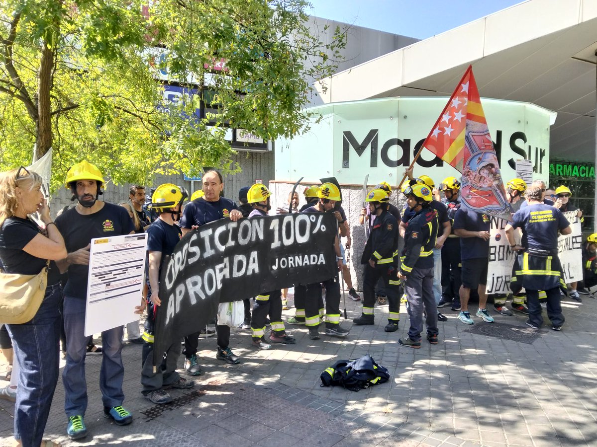FRAVM's tweet photo. Todo nuestro apoyo a los #BomberosForestalesEnLucha concentrados hoy ante la Asamblea de Madrid

‼️Mientras arriesgan sus vidas sufren una precariedad escandalosa: contratados como 'CONDUCTOR ASALARIADO TAXIS Y FURGONETAS' y 'MANTENEDOR DE EDIFICIOS'.

#LoPúblicoSeDefiende https://t.co/E1v6MouNt6